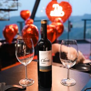 Elegant wine setup with heart balloons, perfect for a romantic evening in Urubici, Brazil.